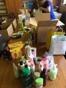 Pakowanie zebranych darów obywatelom Ukrainy.