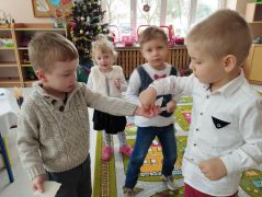 Dzieci dzielą się opłatkiem