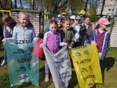 Dzieci sprzątają okolice przedszkola
