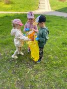 Dzieci sprzątają okolice przedszkola