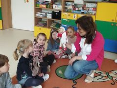 Pisarka Katarzyna Janowicz-Timofiejew w grupie Stokrotki