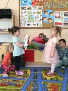 Odgrywanie scenek z książki w grupie Konwalijki