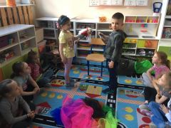 Odgrywanie scenek z książki w grupie Słoneczniki