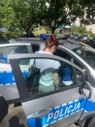 Policjanci z radiowozem