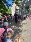 Policjant z psem policyjnym