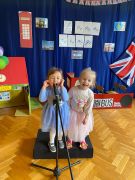 Lena i Zosia podczas występu konkursowego