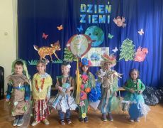 Dzieci prezentują ekologiczne kreacje