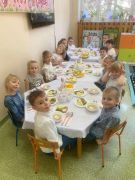 Uroczysty obiad wielkanocny w grupie Zajączków