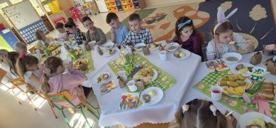 Uroczysty obiad wielkanocny w grupie Żabek