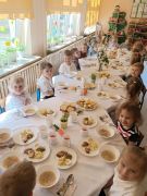 Uroczysty obiad wielkanocny w grupie Myszek